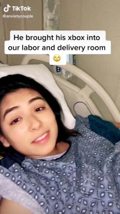 Chica a punto de dar a luz mientras está recostada en una cama de hospital