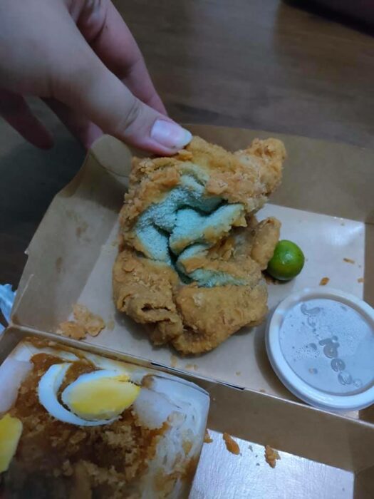 Chica abriendo un pollo frito que en realidad era una toalla 