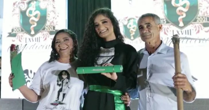 Chica doctora reunida junto a su familia el día de su graduación 