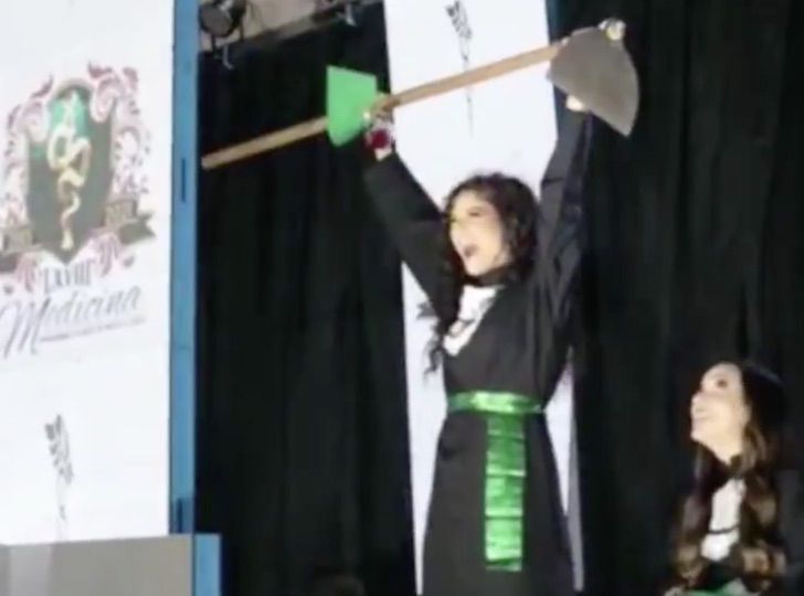 Chica doctora reunida junto a su familia el día de su graduación 