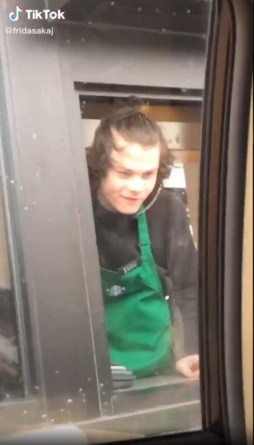 Chico de un starbucks idéntico a Harry Styles 