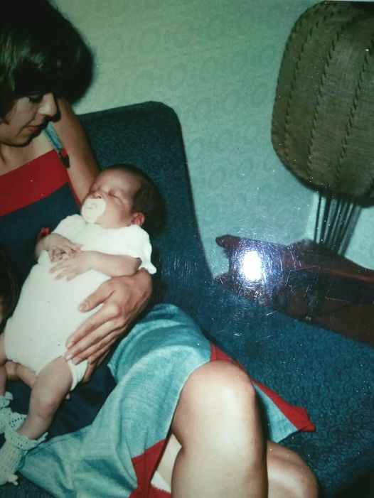 Madre abrazando a un bebé; Comparte su historia de adopción y conmueve a medio Twitter