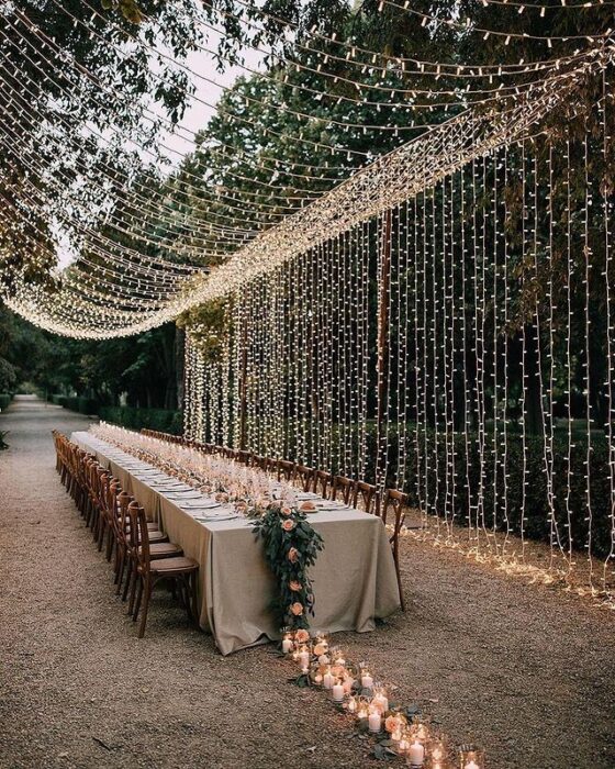 Decoración de boda con luces en jardín 