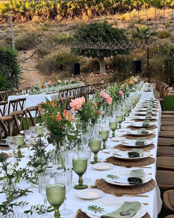 Decoración de boda con luces en jardín 