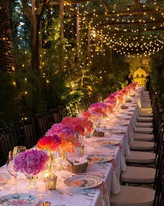 Decoración de boda con luces en jardín 