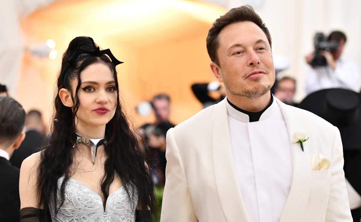 Elon Musk y Grimes en un evento de alfombra roja 