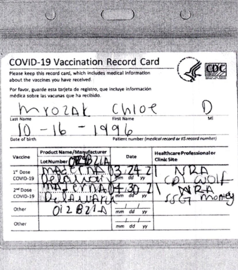 Certificado falso; Falsificó su certificado de vacunación covid para viajar pero fue descubierta por error ortográfico