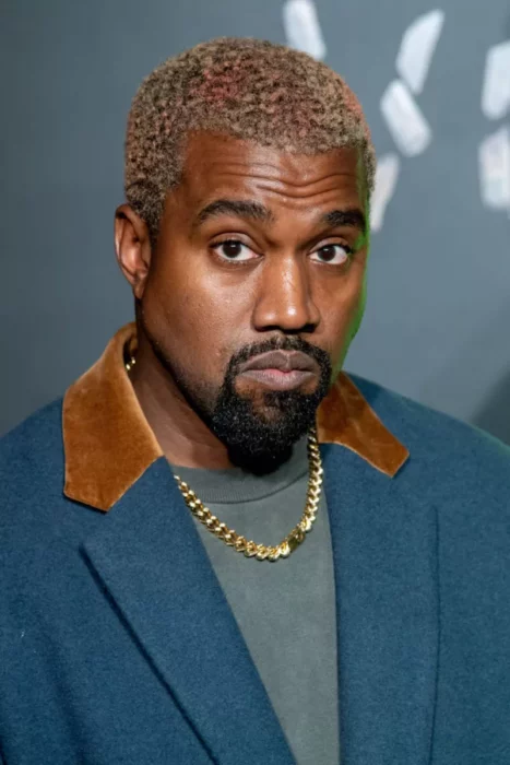 Kanye West posando para una fotografía 