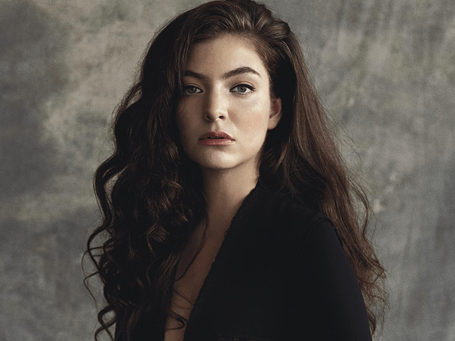 Lorde posando para una fotografía 