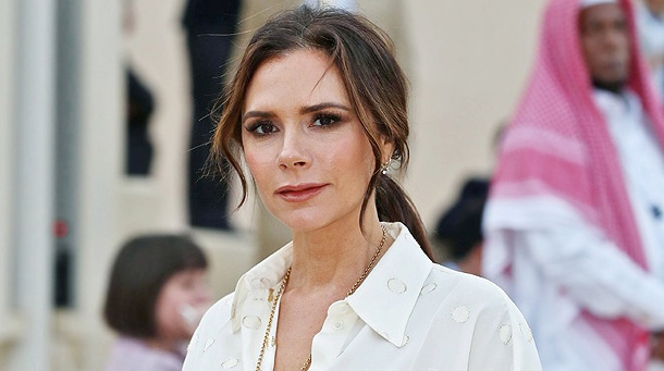 Victoria Beckham posando para una fotografía 