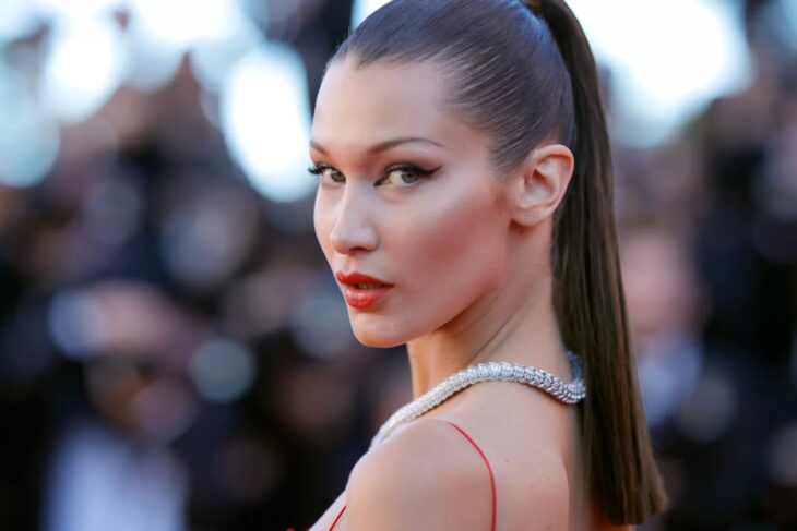 Bella Hadid posando para una fotografía 