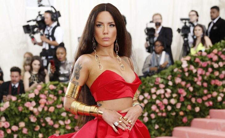 Halsey posando para una foto durante la met gala