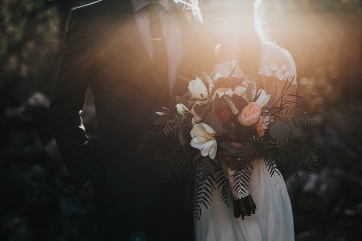 Pareja de novios; Fotógrafa borra todas las fotos de una boda porque le negaron agua y comida