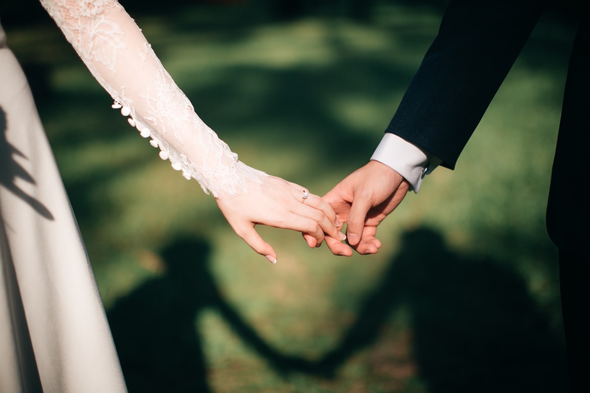 Novios tomados de la mano Fotógrafa borra todas las fotos de una boda porque le negaron agua y comida