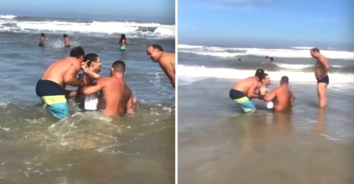 Hombres dentro del mar; Hombres ayudaron a un papá para que su hijo con discapacidad se bañara en el mar