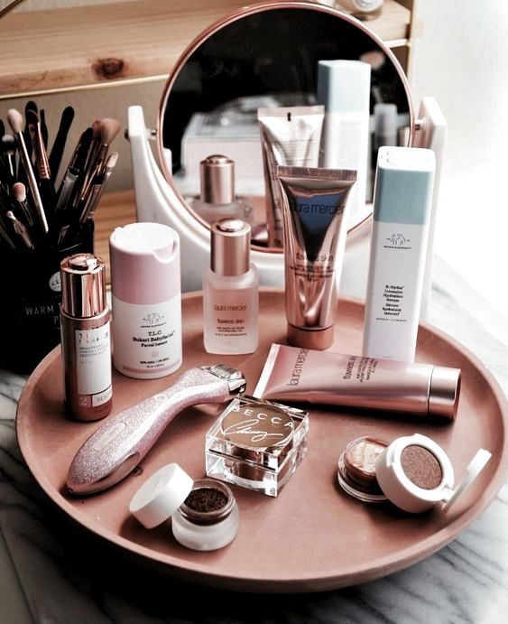 Circular shelf with masks; 13 cool ideas to organize your masks