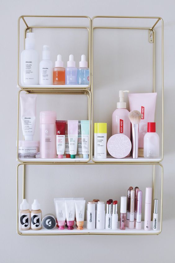 gold frame; 13 cool ideas to organize your masks