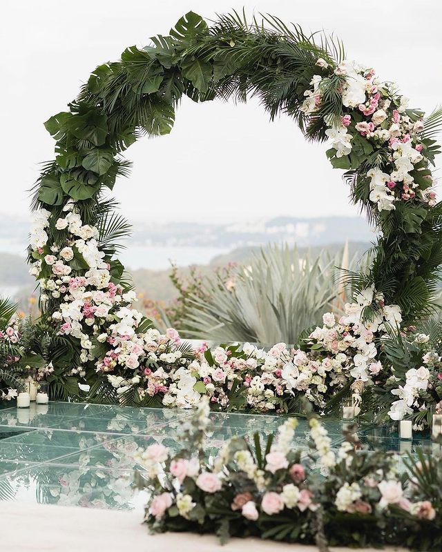 altar con flores blancas ;15 Altares de boda que te harán decir: 'Sí, acepto'