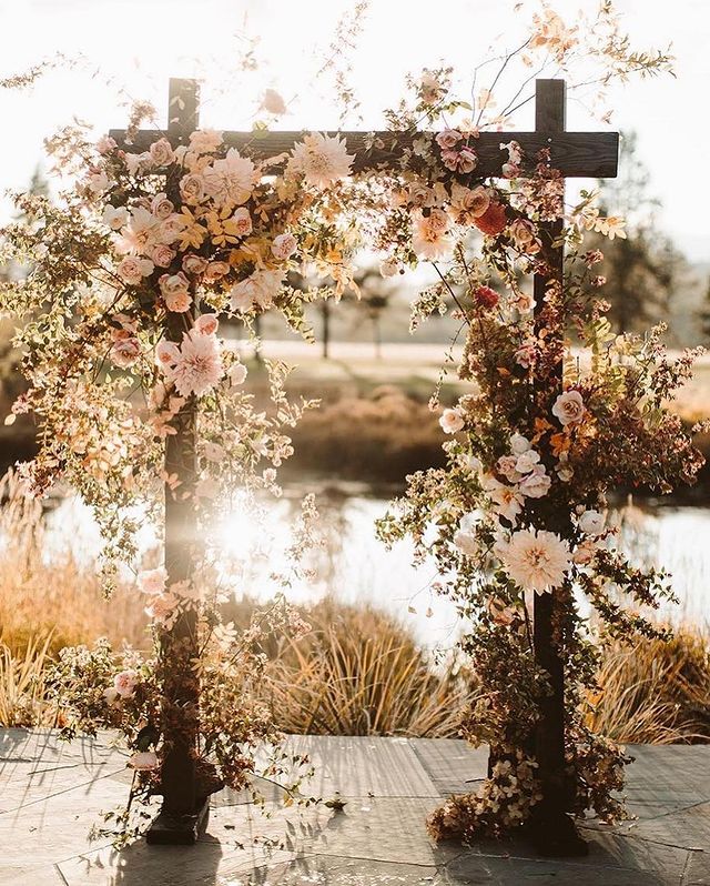 altar cuadrado con flores rosas ;15 Altares de boda que te harán decir: 'Sí, acepto'