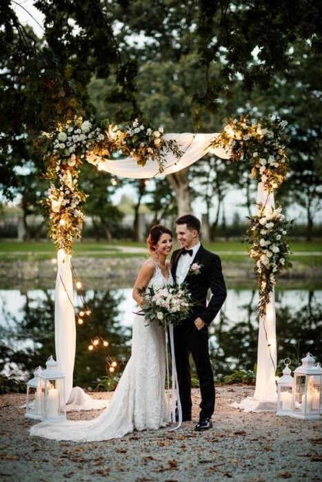 novios en altar con focos ;15 Altares de boda que te harán decir: 'Sí, acepto'