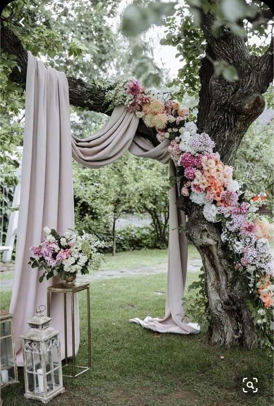 Altar de boda improvisado en un árbol ;15 Altares de boda que te harán decir: 'Sí, acepto'