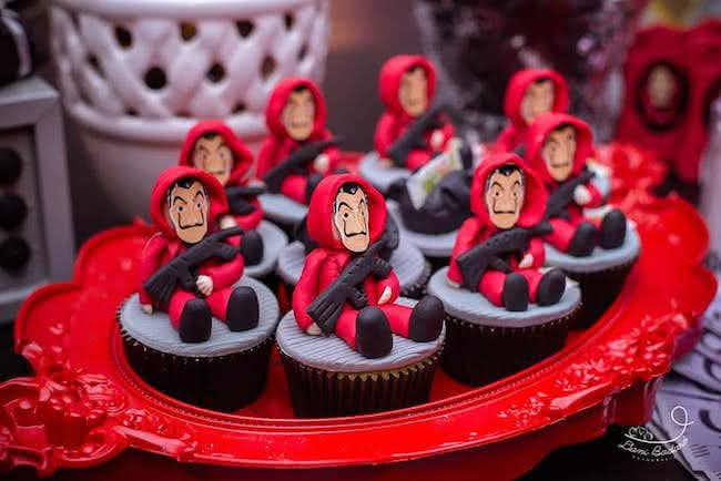 cup cakes; cakepops ;Ideas para una fiesta al estilo de La casa de papel