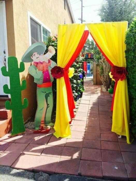 entrada con mariachi ;Ideas para una fiesta mexicana