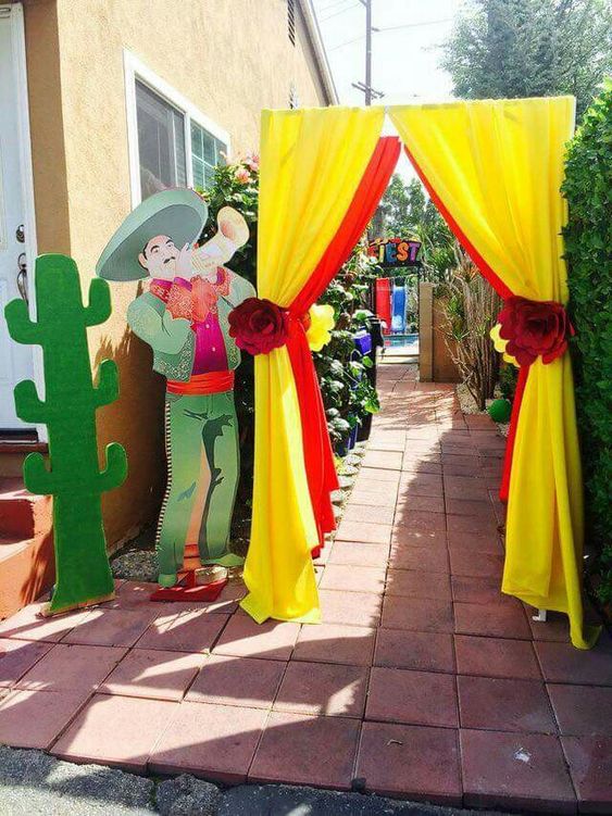 entrance with mariachi; Ideas for a Mexican party