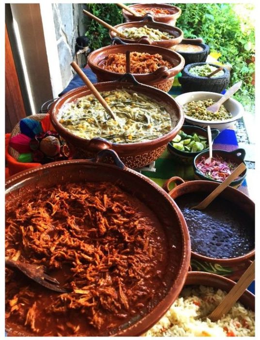 ollas con comida ;19 Ideas para una fiesta mexicana colorida y con mucho sabor