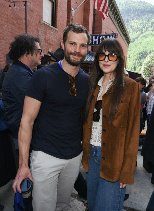 Jamie dornan y dakota johnson posando para una fotografía 