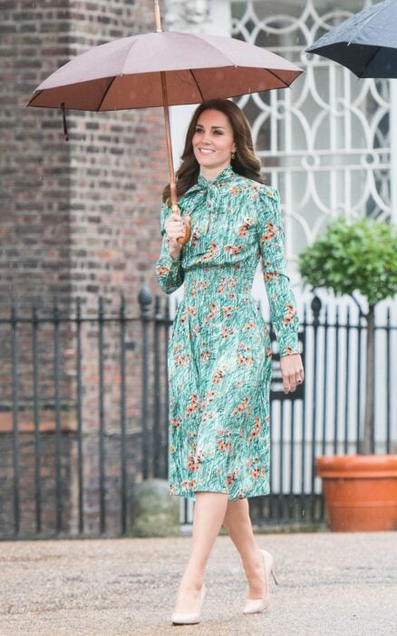 Kate Middleton luciendo un estilo sobrio y elegante 