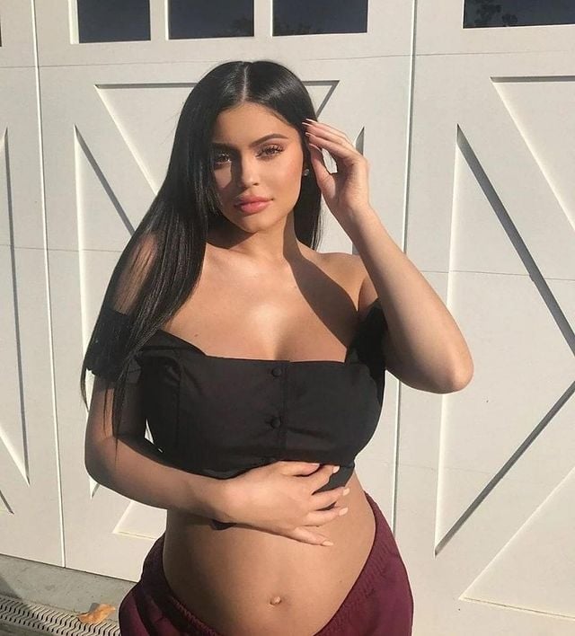 Kylie Jenner mostrando su embarazo; Kylie Jenner confirma su segundo embarazo y muestra su pancita con orgullo