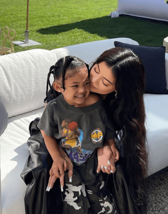 Kylie Jenner sentada junto a su hija Stormi 