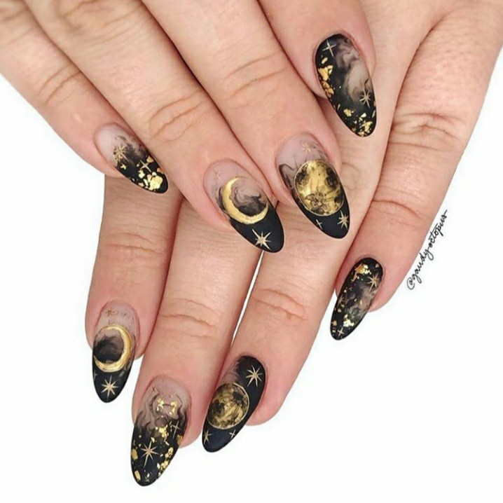 Manicura en negro con lunas doradas; 18 Manicuras a las que tu brujita interior no se resistirá