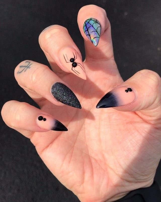 Manicura en picos con telarañas; 18 Manicuras a las que tu brujita interior no se resistirá