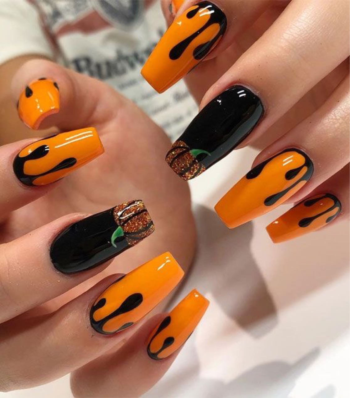 Manicura en tonos naranja; 18 Manicuras a las que tu brujita interior no se resistirá