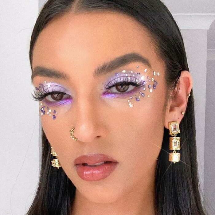 Chica usando un maquillaje con brillos 