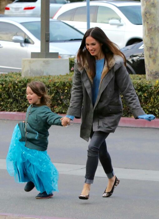 Megan fox paseando junto a sus hijos 