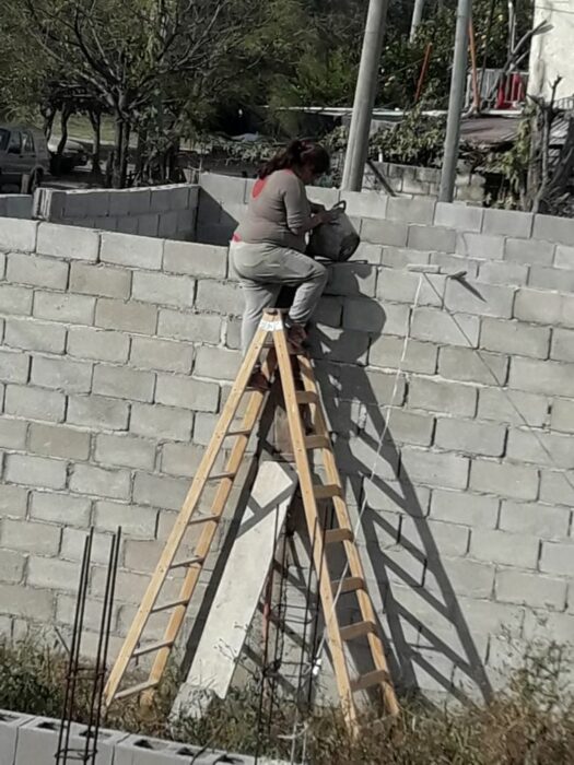 Mujer haciendo su hogar ladrillo por ladrillo 