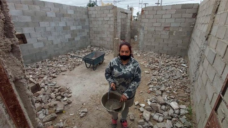 Mujer haciendo su hogar ladrillo por ladrillo 