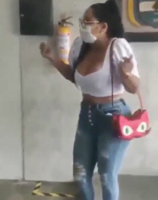 Mujer usando jeans y blusa blanca mientras esta en una escuela 