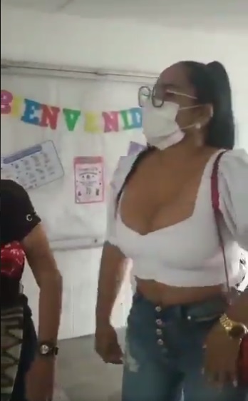 Mujer usando jeans y blusa blanca mientras esta en una escuela 