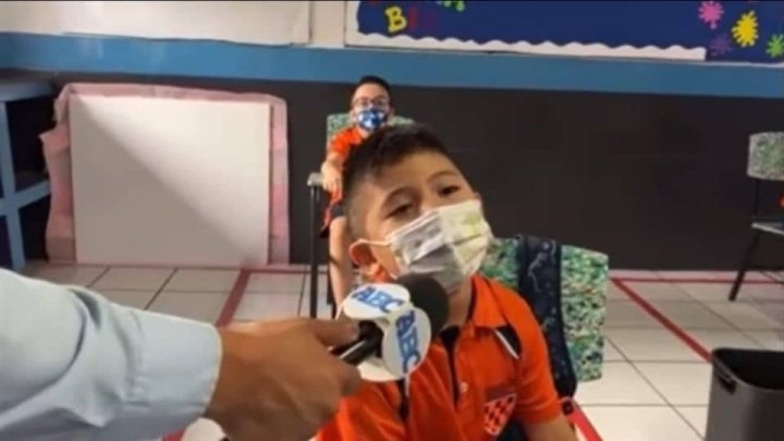 Niño dando una entrevista 