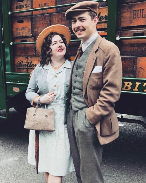 Pareja que vive como si estuviera en los años 1930