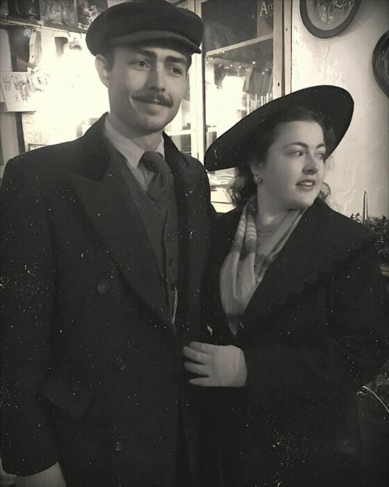 Pareja que vive como si estuviera en los años 1930