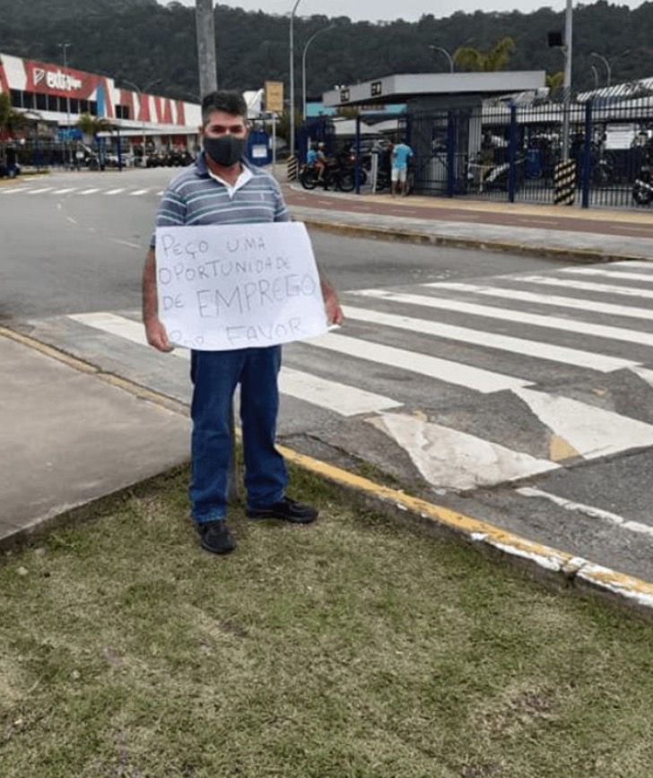 Hombre con cartel en mano; Pide trabajo con cartel en mano y le llueven decenas de ofertas laborales