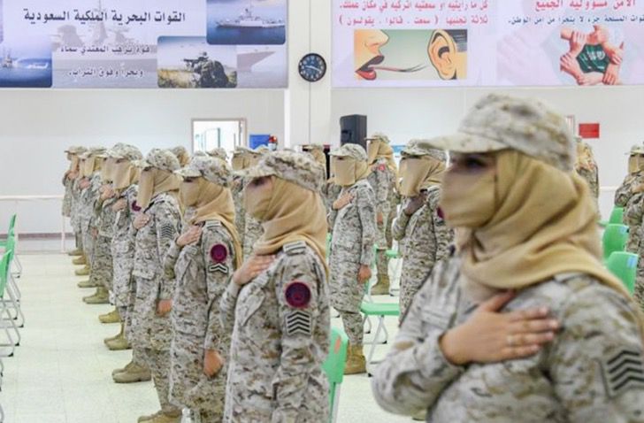 Primeras mujeres del ejercito saudi en formación 