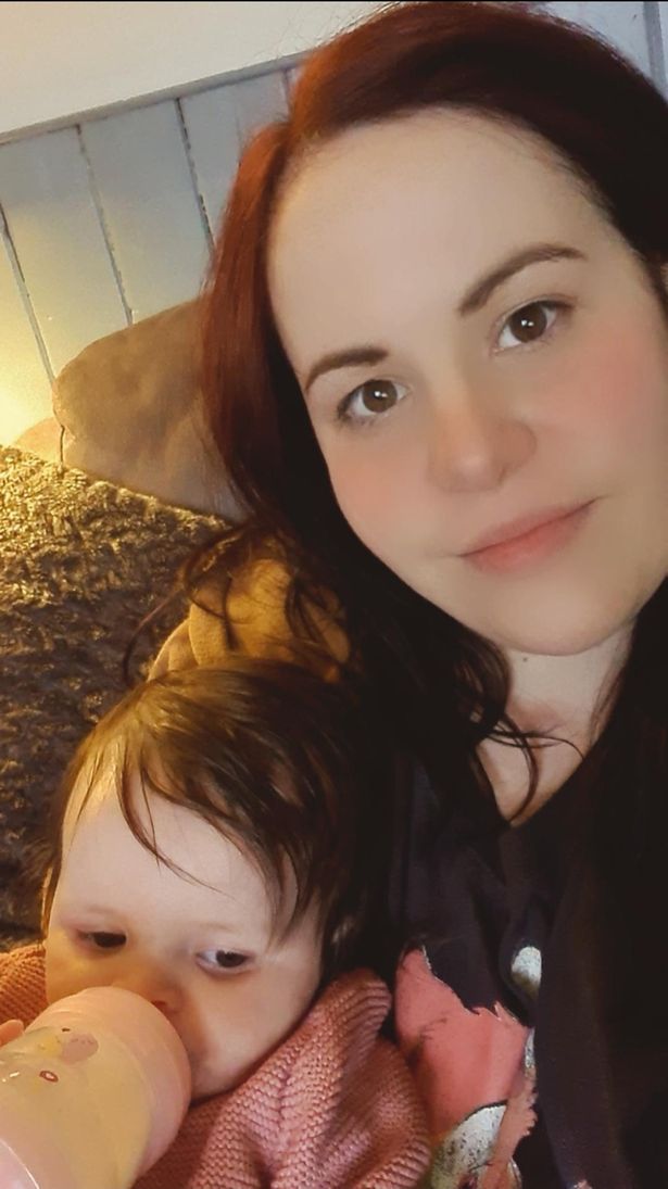 Mujer junto a su bebé; Compra esperma en Internet y se embaraza en casa con tutorial de YouTube