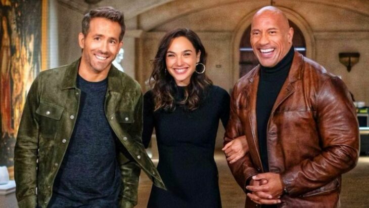 Gal Gadot, Ryan Reynolds y Dwayne Johnson abrazados 