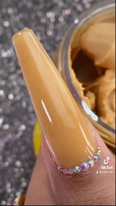 Uñas hechas con mantequilla de maní 